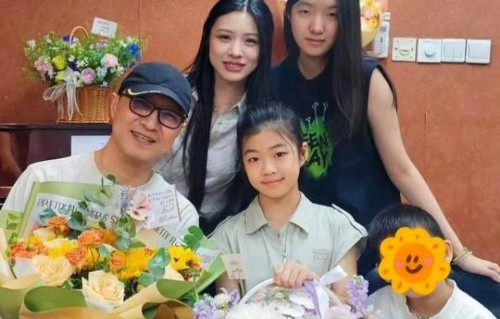 汪峰当爹“上瘾”？花26万学费给森林北养女儿，女方拎爱马仕贵气