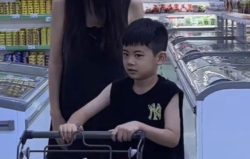 秋瓷炫带儿子逛超市，6岁大海贴心懂事，母子太温馨！