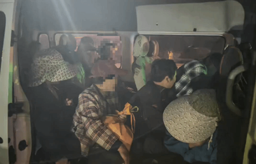 七座面包车硬塞28人 超员达300%车都要被挤爆了！
