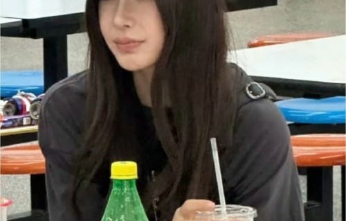 Angelababy素颜现身小海绵学校义卖会，手持蜜雪冰城被赞“最美妈妈”
