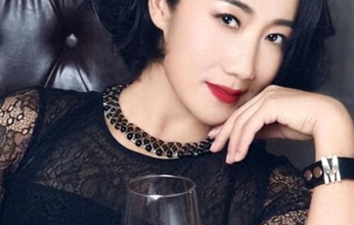剧里是忆秦娥母亲，剧外是闫妮闺蜜和战友，56岁不婚育和母亲相依