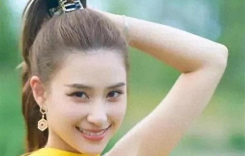 何超莲扎气质高马尾！身穿一袭柠檬黄连衣裙尽显高级优雅