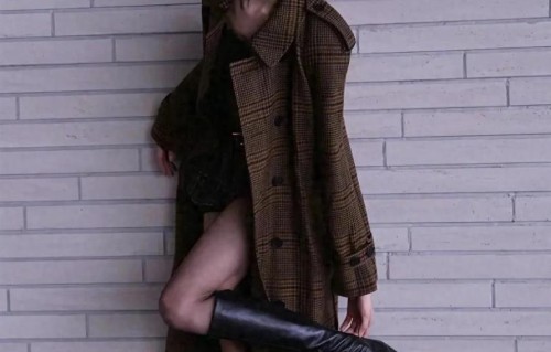 张艺凡穿衣是真时髦！身穿长款格子外套+抹胸裙长靴子，真潮