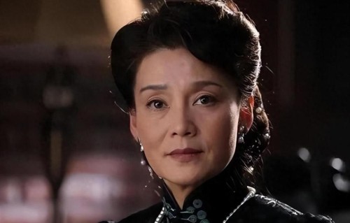 为娶主持人王小丫，和影后潘虹离婚，今潘虹报复堪称教科书