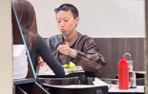 窦靖童宋妍霏巴黎同框分食一碗粉，多年情谊藏在日常细节里