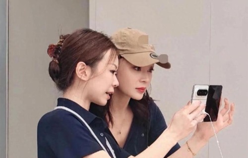 39岁袁姗姗旗舰店买手机被偶遇，她穿着一身黑衣，打扮时尚