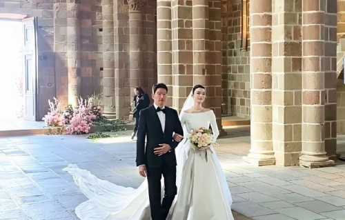 六旬依旧挺拔！奚梦瑶爸爸婚礼亮相气场强大，超模基因来自他？