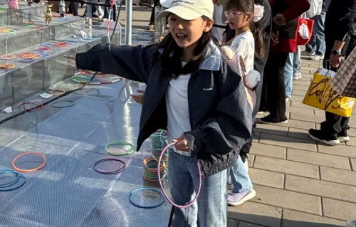 高云翔陪小酒窝逛面包节！小酒窝与粉丝比耶合影，他笑得满脸宠溺