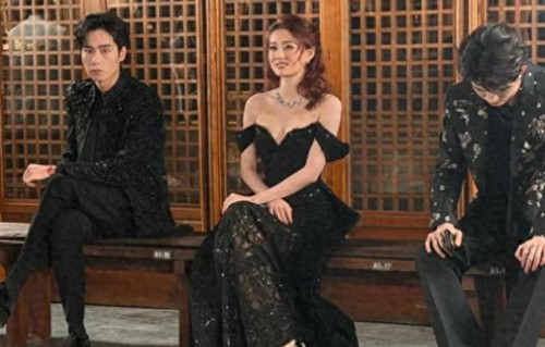 刘亦菲真空上阵宝格丽！穿深V不捂胸口，一个动作让全网怒赞