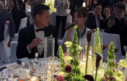 64岁张学友豪门婚礼沦为配角！与58岁冻龄港姐合唱，郑伊健也在