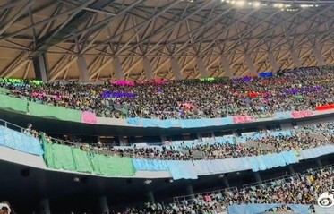时代少年团演唱会灯牌应援现场，马嘉祺丁程鑫宋亚轩刘耀文张真源严浩翔贺峻霖粉丝灯海比拼