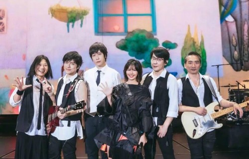 孙燕姿与阿信同框:演唱会花絮照引发回忆杀