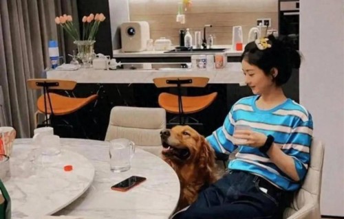 赵丽颖在上海某高档餐厅被偶遇，瘦是真的瘦，但素颜没电视上惊艳