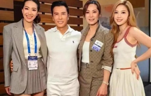 汪诗诗44甄子丹62岳母68，单看年纪，中间俩竟看着像夫妻