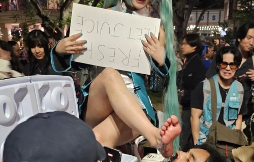 “漫展卖洗脚水”Cos身份公开！高调自称“脚奶女孩 ”