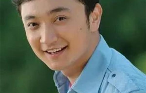 43岁尼格买提婚姻落幕无儿女，褪去春晚光环后，活成另一番模样