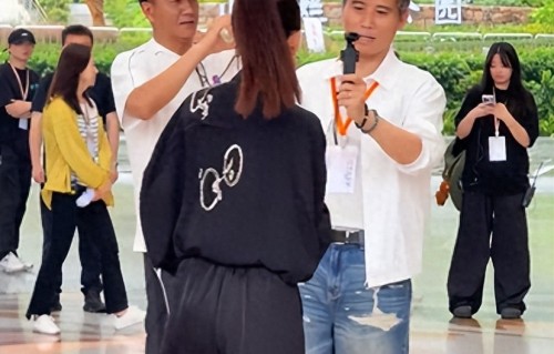 深圳广场生图曝光，佟丽娅一脸疲态，胡军油腻显老，李乃文显干爽 