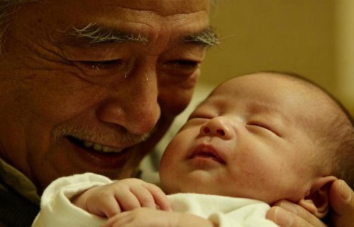 老人为什么格外疼爱孙子？看懂隔代亲，才懂最纯粹的温柔