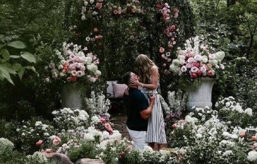 泰勒·斯威夫特在2025年宣布订婚时为何选用《Love Story》作为背景音乐？