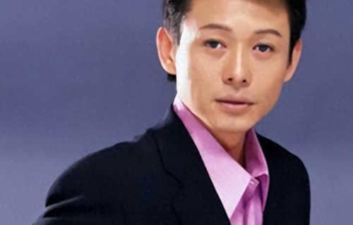 与董卿同居六年，分手后娶小20岁娇妻，如今与董卿的境况天差地别 