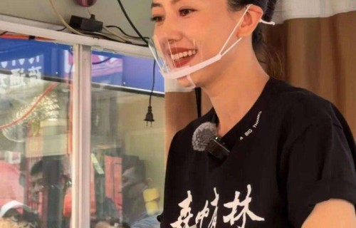 高圆圆沈阳早市卖辣白菜！素颜切菜超麻利，成都游客：东北之旅值了！