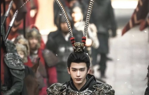 张凌赫被推上风口浪尖，粉底液将军事件闹大，他遭到官方账号痛批