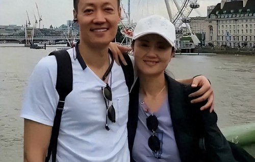 恩爱32年难敌现实，朱媛媛离世1年后，伤心隐退的辛柏青如今怎样 