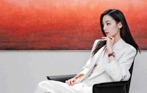 迪丽热巴身穿一袭白色西装款套装+高跟鞋，真干练大方