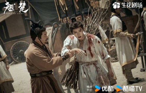 周翊然在《翘楚》中的战损造型和表演有哪些突破？