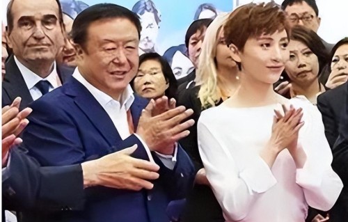 她出道便靠姑父走红，谁料姑父另结新欢后，她彻底沦为了18线演员