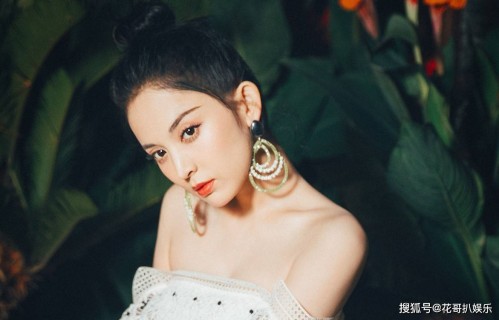 娜扎前经纪人曝瓜，顶流女星为富婆介绍男网红，被质疑在暗示杨颖