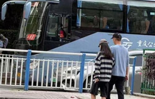任重夫妇街头被偶遇，41岁孙骁骁真人瘦到惊艳，脚踝细得像少女