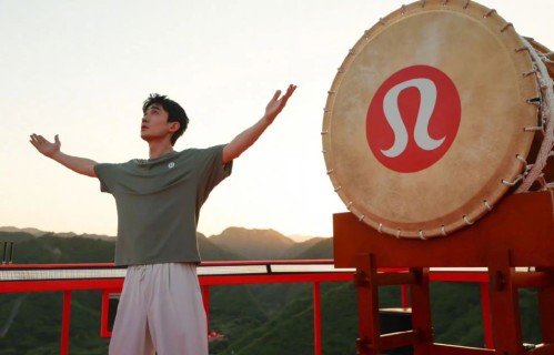 朱一龙疑似在长城敲日本太鼓，引发网友质疑！品牌方与艺人暂未回应