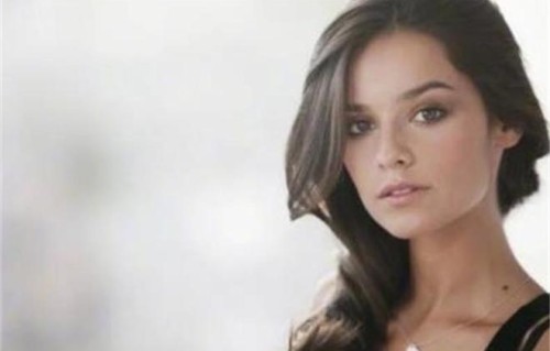 宋仲基和妻子参加音乐会演出，凯蒂获赞亲切又美丽|金智秀|夫妇|公益|童年情景|音乐剧