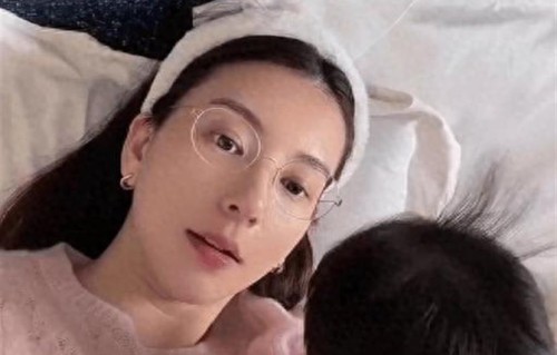 天王嫂方媛晒带娃日常！床上亲吻小女儿画面温馨有爱