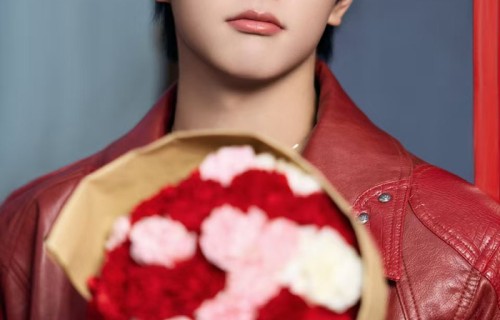 穆祉丞分享手捧花照片|营业