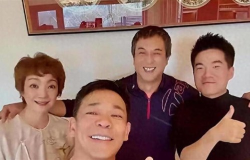 得罪杨坤被行业封杀20年，如今靠张嘉益相助，凭主角重返央视