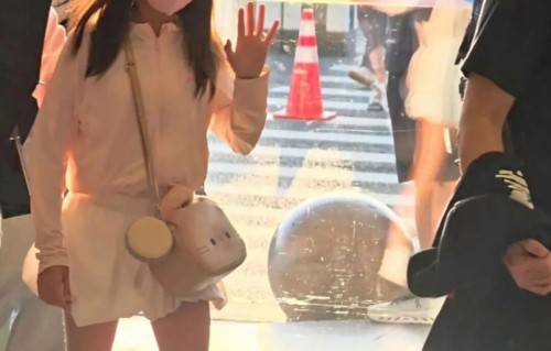 周杰伦10岁大女儿长这么大了！相貌如缩小版昆凌，与粉丝微笑招呼