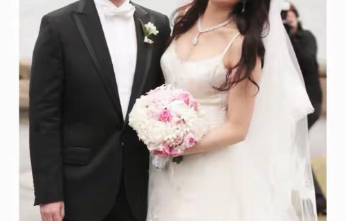 徐子淇陪李家诚做公益，穿粉衣白裙脸型圆润，越来越有“主母范”