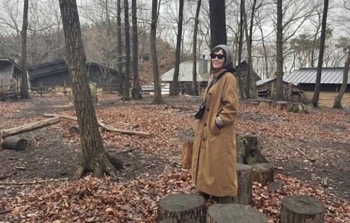 刘嘉玲陪家人在国外旅游，80岁母亲穿搭时尚，气质优雅比女儿抢镜