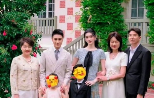 何猷君奚梦瑶婚礼拒做“豪门秀场”！分场设计显高情商，家族缺席真相如何？