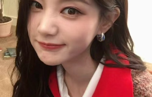 李一桐周六晒plog笑容甜美