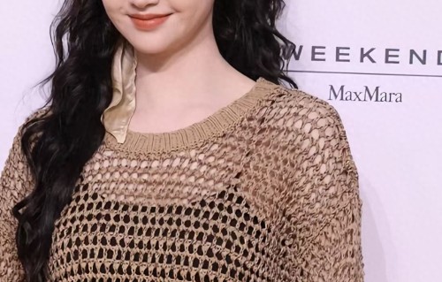 上海这天，被胖一圈的景甜惊艳，穿镂空衣服内衣外露，面相变了 