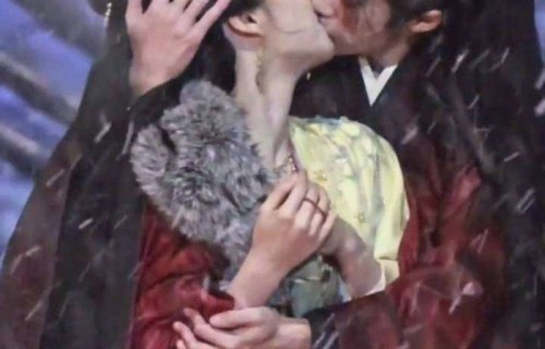 内娱吻戏卷王诞生!檀健次卢昱晓张力爆棚,老戏骨却叹:现在的演员连真亲都怕?