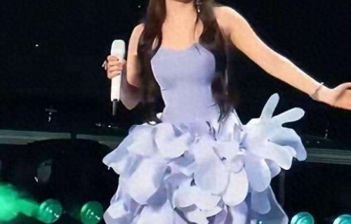 37岁张含韵春节日常，央视惊艳后回川当小姨，活成普通人翻版