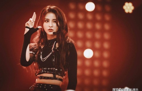 金子涵直播晒求救信和自残照，声称被人下药操控，曾遭圈内潜规则