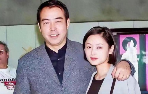 这是陈红与陈凯歌在美国登记结婚时的一张老照片 拍摄于一九九六年