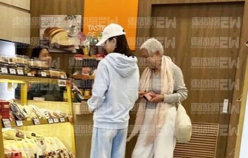 TVB视后街头被偶遇状态冻龄，陪妈妈买面包，宠粉又孝顺