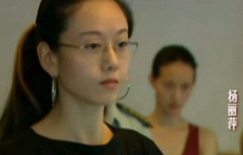 杨丽萍42岁练舞视频曝光，扎马尾素颜训练，网友直呼：看着像24岁