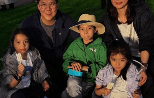 霍启刚假期带子女游广西，霍中曦抱着6岁妹妹，一家人身边没保镖 